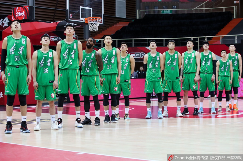 韩德君在防守中无奈犯规，他双手叉腰，眼神中透露出些许无奈与失落，这次犯规也让他犯满离场，成为比赛的一个转折点。