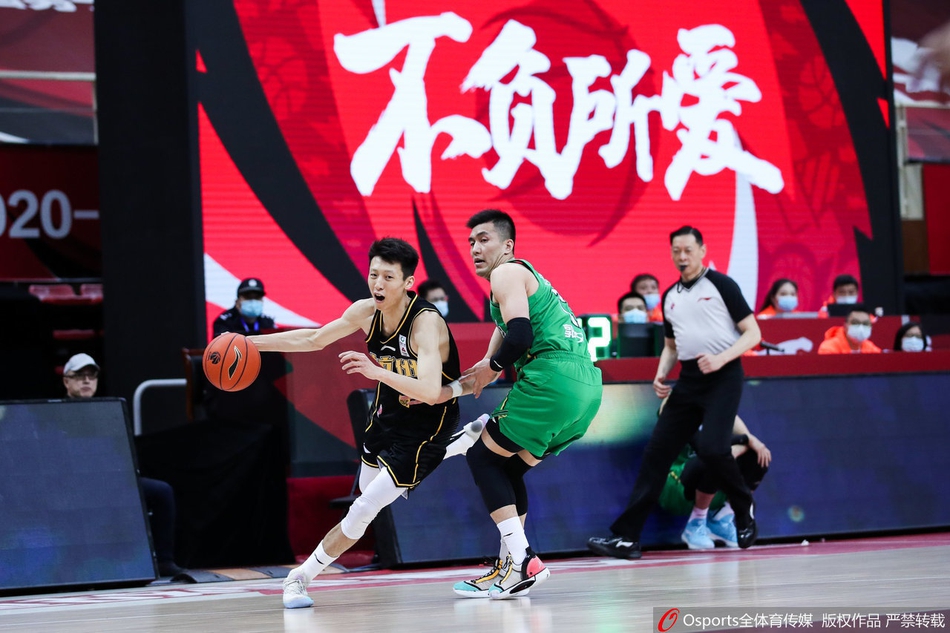 胡金秋在篮下遭遇韩德君和付豪的双人包夹，他高高跃起，在对抗中试图将球送入篮筐，肌肉的碰撞彰显着内线争夺的残酷。