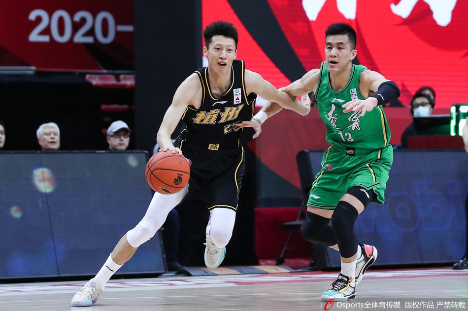 广厦球员赵岩昊在辽宁队严密的防守下强行突破，他眼神坚毅，犹如一把利刃直插对手腹地。