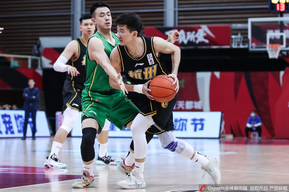 孙铭徽送出精妙传球后，神情专注地注视着队友的跑位，他作为球队的大脑，每一次组织都关乎着进攻的流畅与成败。