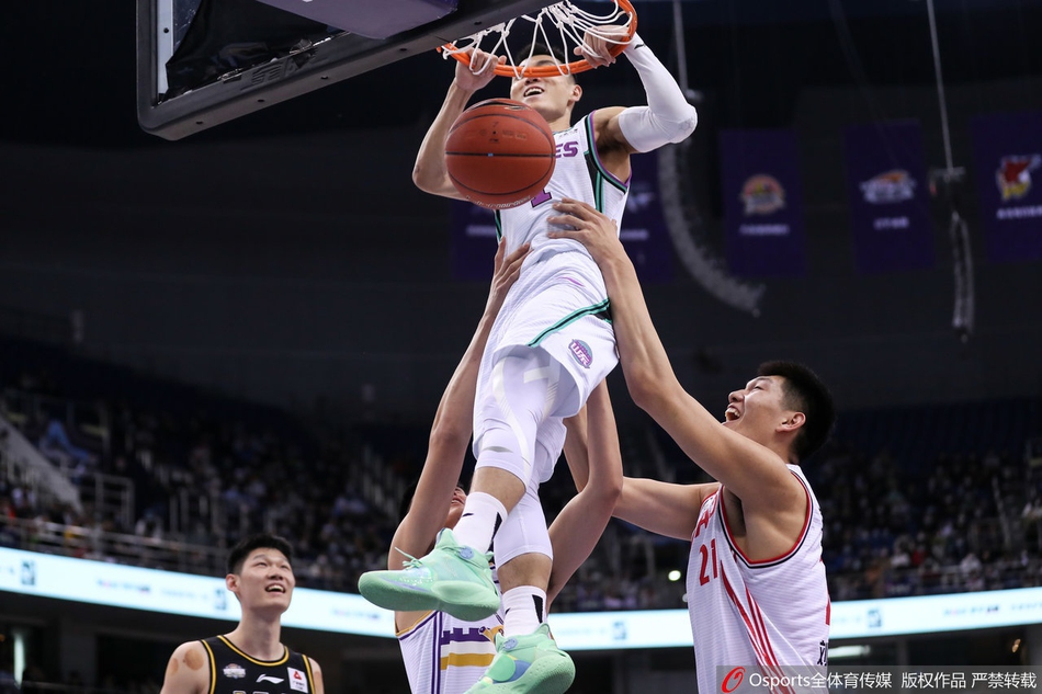 浙江队核心吴前在三分线外跳起出手，手指轻柔地将球拨出，皮球在空中高速旋转，划过一道完美的弧线直奔篮筐。 