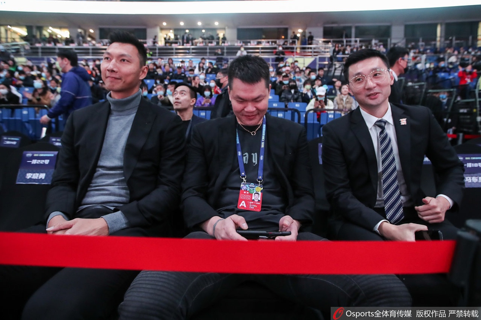 蒋兴权指导将最佳阵容奖杯递向姚明,姚明躬身接过恩师的嘉奖,尊师重道与篮球火炬的交接在这一刻无声胜有声。