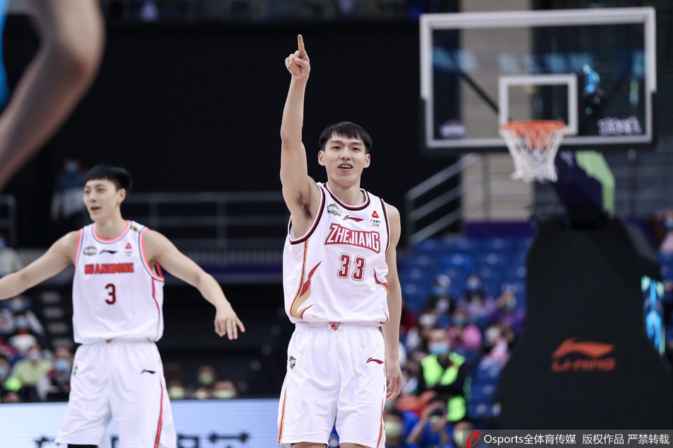 南区全明星队球员们在赛前围成一圈，互相搭着肩膀，齐声呐喊加油，眼神中充满对胜利的渴望与自信。