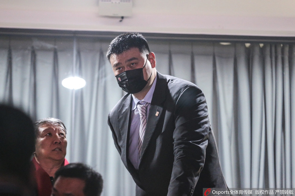 中国篮协主席姚明现身看台,目光深邃地注视着场内,神情中满是对这片赛场和后辈们的殷切期望。