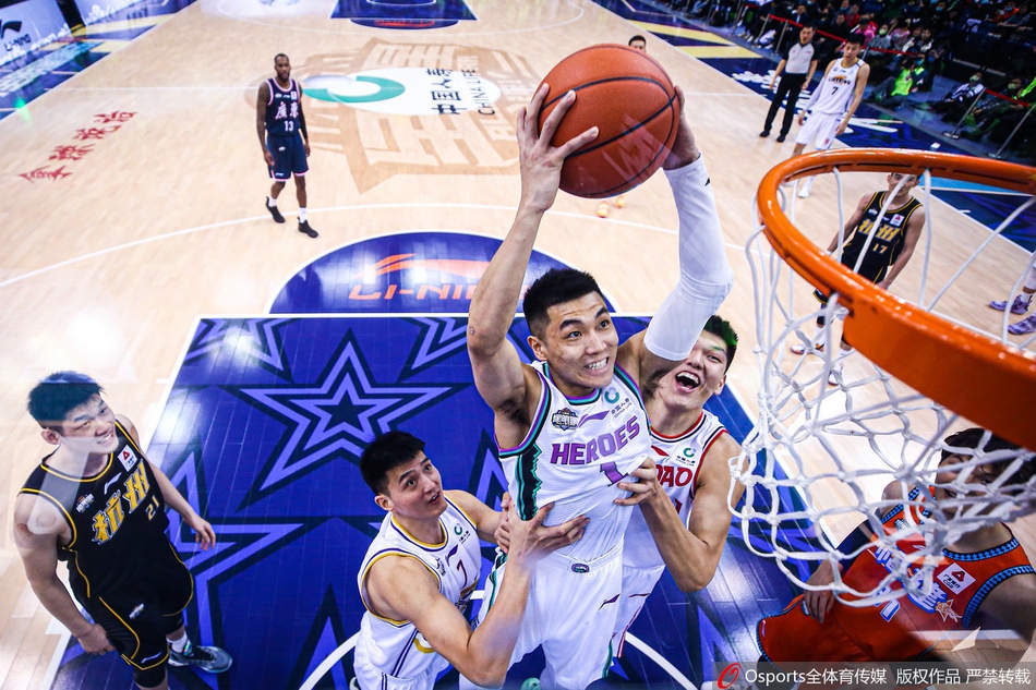 北区明星队首发球员郭艾伦在运球突破，他眼神灵动，脸上带着标志性的笑容，面对防守者显得游刃有余。 