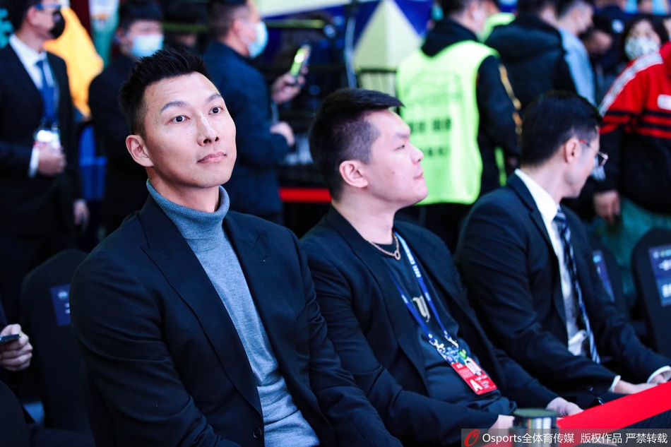 郭艾伦在比赛中腾空而起,面对防守球员完成高难度拉杆上篮,他的灵动与技艺正是北区明星队进攻的发动机。