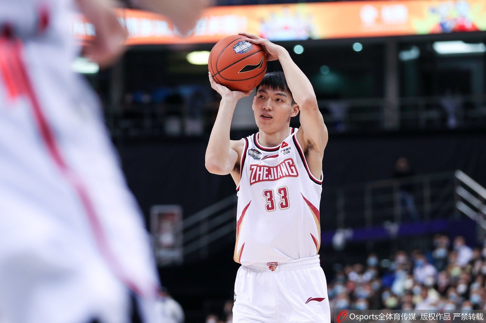 吴前手举全明星MVP奖杯，面带微笑，身后是巨大的欢呼人群和璀璨的灯光，这是他职业生涯中的荣耀时刻。 