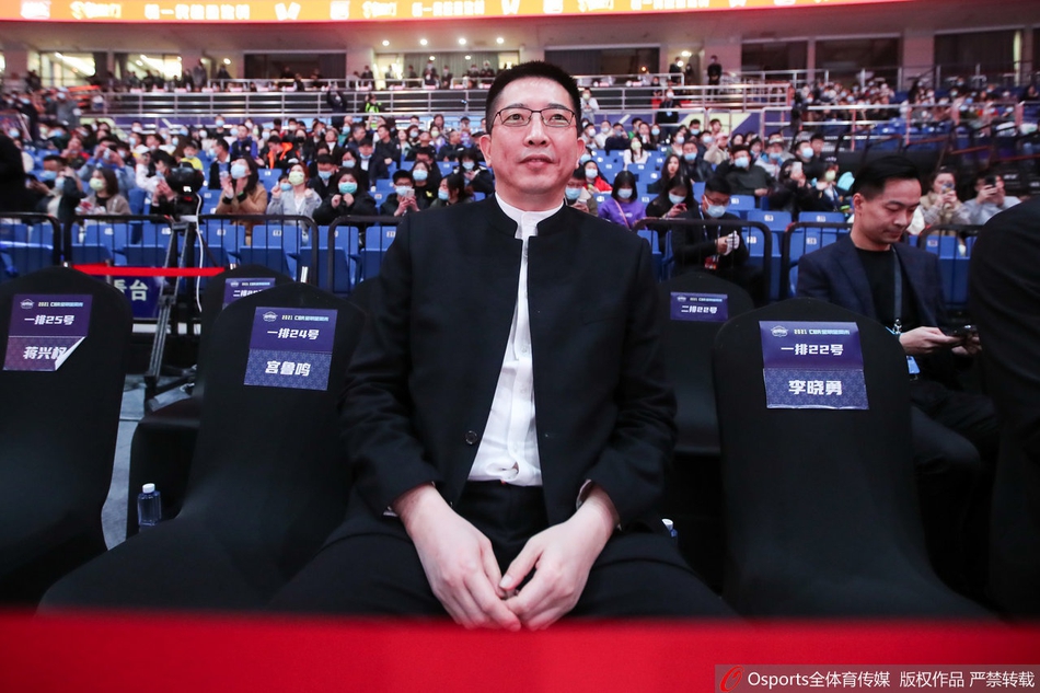 颁奖台上,宫鲁鸣指导将纪念奖杯递到易建联手中,身后巨大的CBA logo见证着两代篮球人之间的荣耀传递。