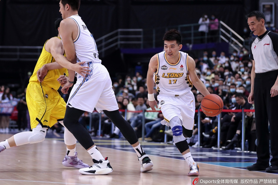 辽宁队新秀张镇麟在扣篮大赛中腾空而起，身体极度舒展，仿佛脱离了地心引力，正准备将篮球重重砸入篮筐。 