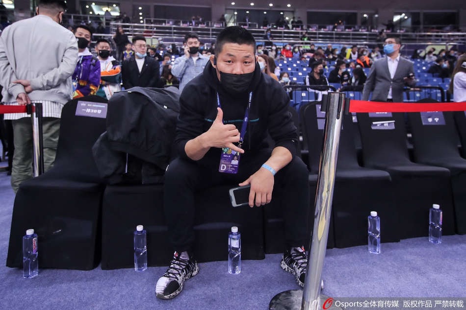 南区明星队围成一圈相互鼓劲,吴前站在中央神情坚定,正是他在比赛中的神勇发挥为球队锁定了胜局。