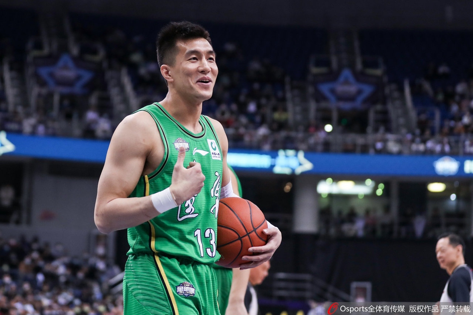 南区队球员们在场边庆祝，吴前被队友们团团围住，大家脸上洋溢着胜利的喜悦，场边教练杜锋也为弟子们的精彩表现鼓掌。 