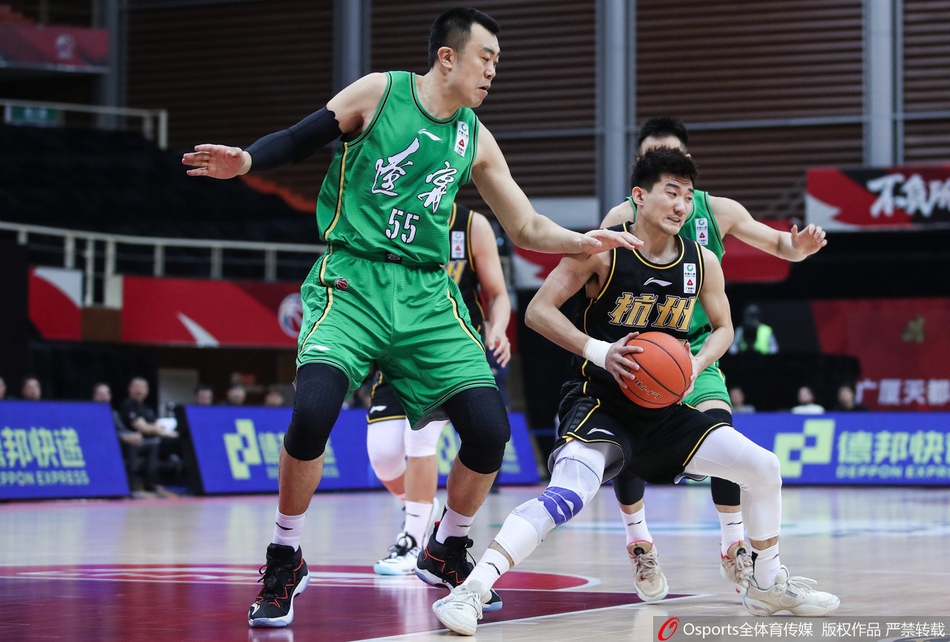 郭艾伦在运球推进，面对广厦队的贴身紧逼，他的脸上写满了焦急与不甘，极力想要撕开防线为球队寻找生机。