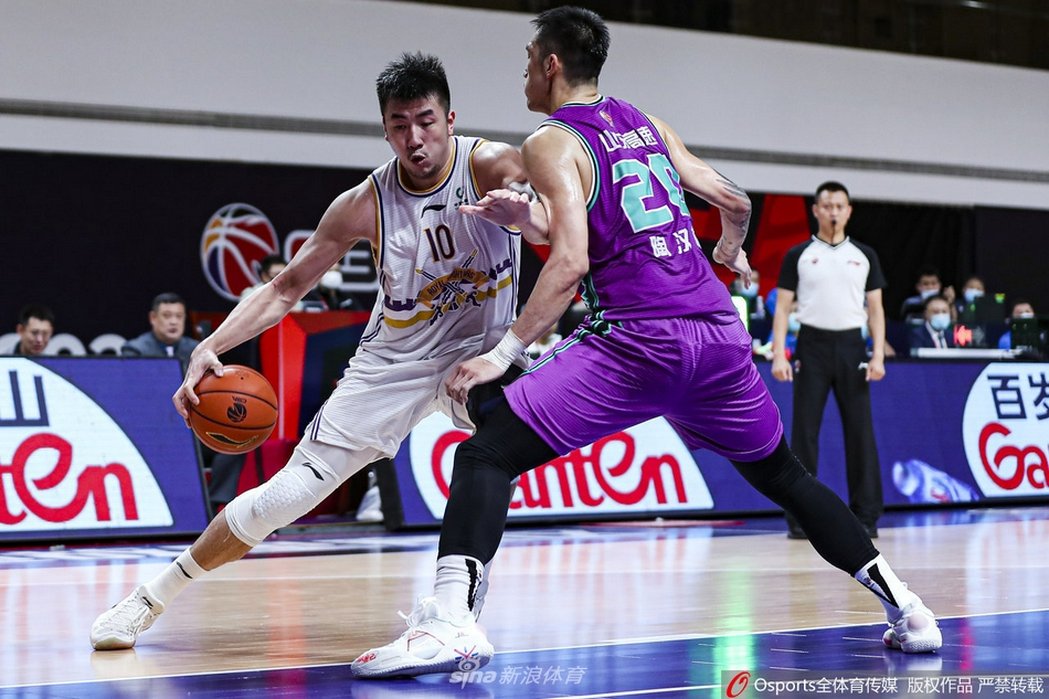 终场哨响，丁彦雨航与北控队的邹雨宸握手致意，两位经历过重大伤病的球员惺惺相惜，场边的摄影记者们纷纷举起相机记录这温情一幕。