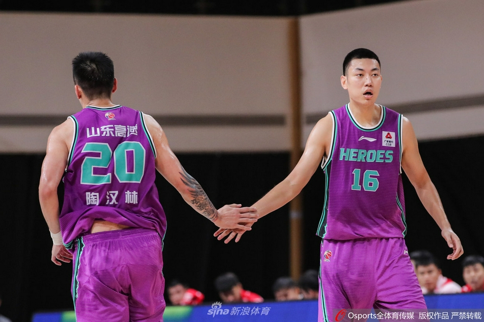 进球后的丁彦雨航握紧拳头，嘴巴张大忘情怒吼，身边的山东队友纷纷冲过来向他祝贺，这霸气宣泄的画面让所有球迷动容。