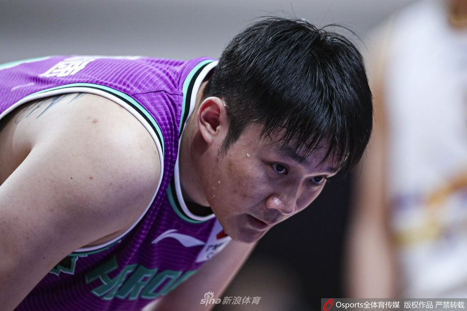 丁彦雨航高高跃起出手三分，皮球在空中划过一道完美的弧线，篮筐后方的观众席虚化成了斑斓的光点，时间仿佛在这一刻静止。