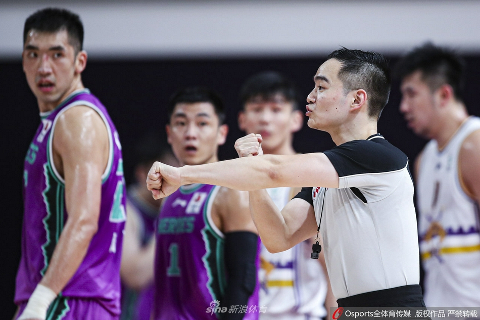 北控队年轻后卫廖三宁持球突破，他压低重心眼神坚毅，速度极快地闪过防守人，展现出新生代球员的朝气与犀利。