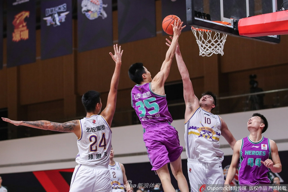 内线巨塔陶汉林双手暴扣，整个人挂在篮筐之上，他的肱二头肌紧绷隆起，展现出绝对的统治力，身后的北控防守球员只能无奈仰望。