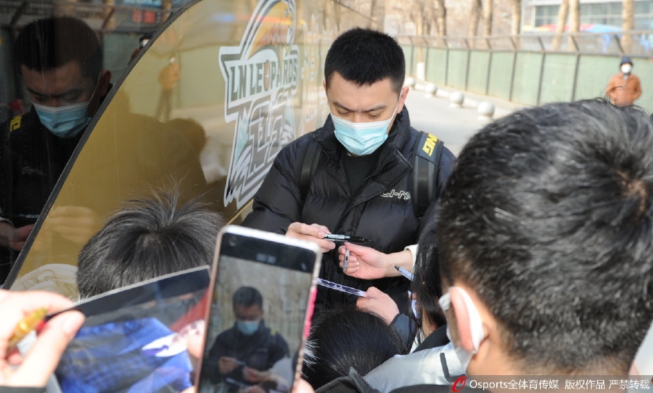 送行的人群渐渐散去，空荡的广场上只剩下被风吹起的彩带和零星丢弃的加油手牌。喧嚣过后，这份寂静反而更显球迷们那份赤诚之心的厚重与纯粹。