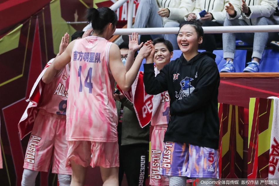 武桐桐在全明星赛场上持球组织进攻，眼神坚定，短发干练，尽显大将风范。