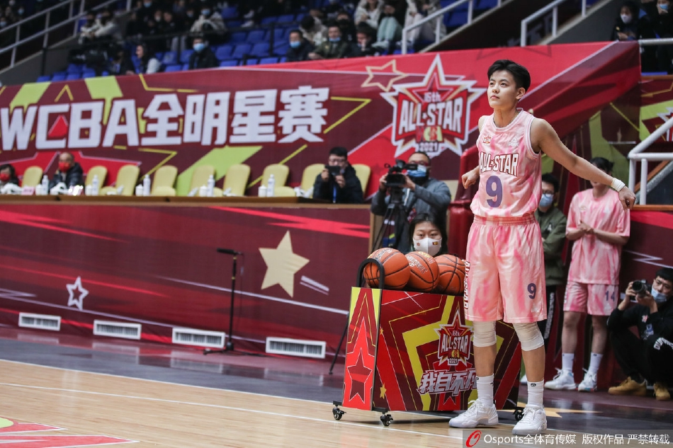 夺冠后的武桐桐手捧鲜花，微笑中带着一丝羞涩，胸前的金牌在灯光下闪闪发光。