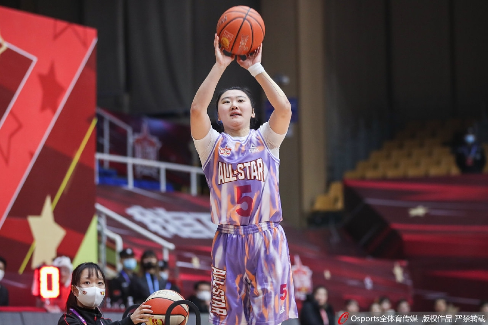 颁奖仪式上，武桐桐高举冠军奖杯，笑容灿烂，背景是WCBA全明星赛的巨大背景板。