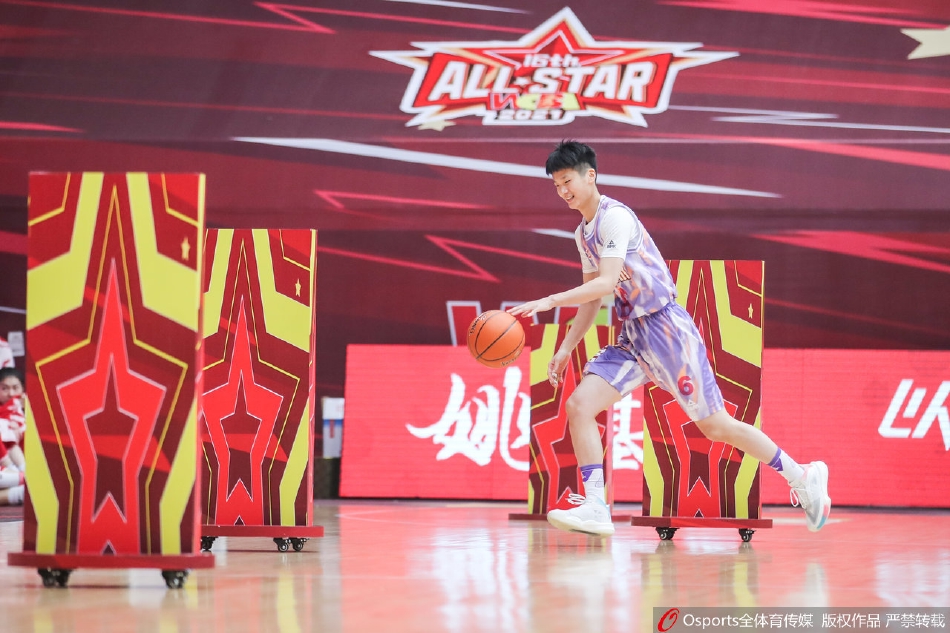 田洋洋赛后向观众挥手致意，温江体育馆内气氛热烈