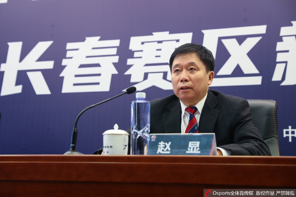 发布厅内座无虚席，来自全国各地的媒体记者们架起“长枪短炮”，将镜头对准主席台。他们有的低头疾书，有的凝神思考，不放过任何一个关于第二阶段赛程、外援及票务的最新动态。