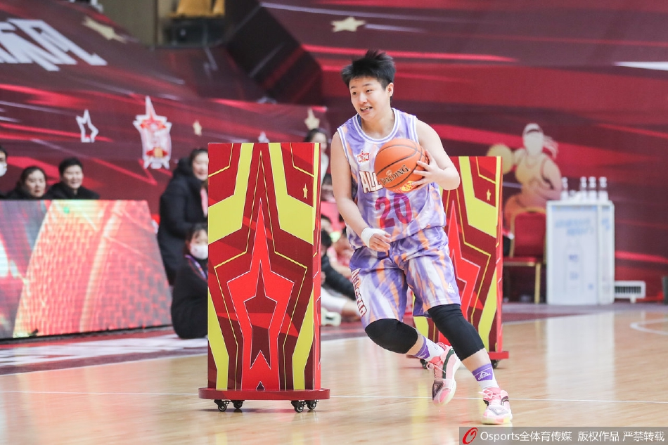 田洋洋弯腰运球冲刺，身姿矫健充满爆发力