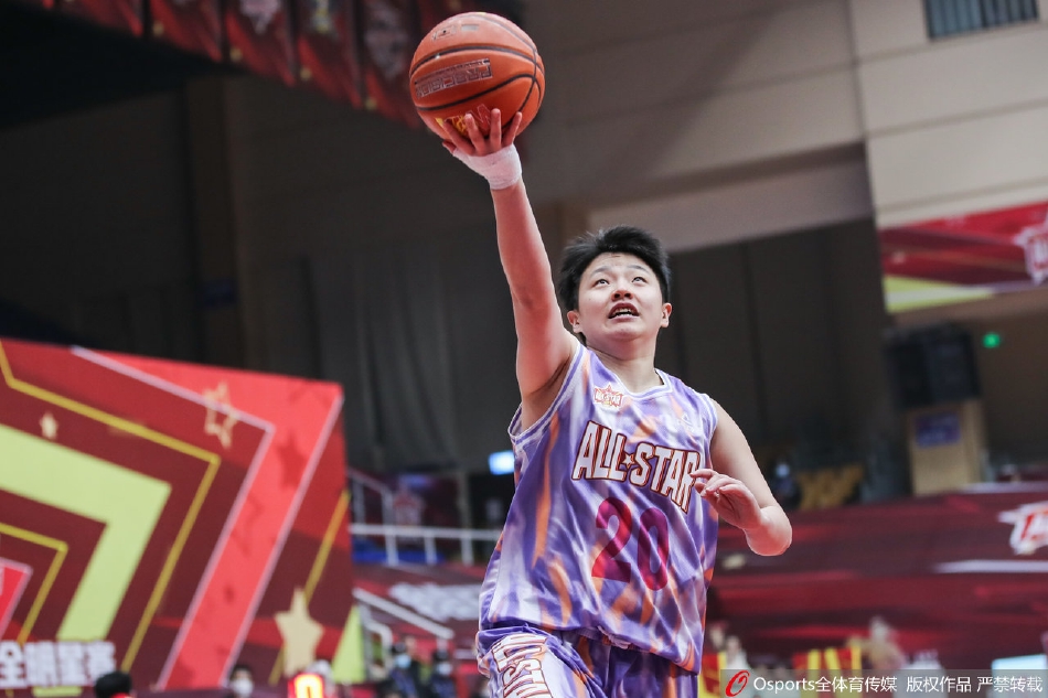 夺冠后的田洋洋手捧技巧赛奖杯，笑容灿烂如花