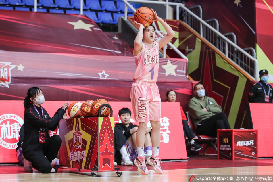 WCBA全明星赛现场全景，粉色灯光与蓝色坐席交相辉映，场地中央的大屏显示着联赛LOGO。