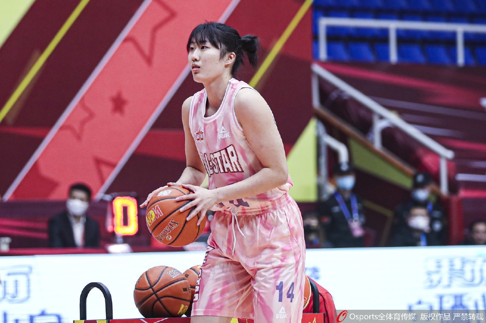 三分大赛中武桐桐手起刀落，篮球在空中划出完美弧线，空心入网瞬间，背景是模糊的观众席。