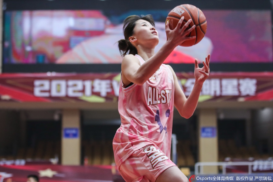 田洋洋与技巧赛计时牌合影，37.6秒记录荣耀时刻