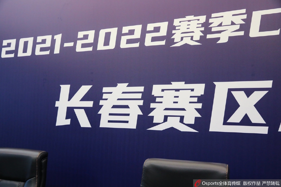 媒体签到处人头攒动，工作人员正在为络绎不绝的记者办理证件。印有CBA标识的背景板前，人们步履匆匆，预示着这场在长春举办的篮球盛会，已经吸引了全国乃至整个篮球界的目光。