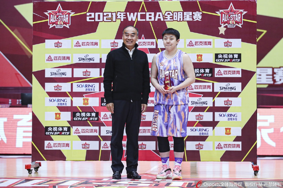 田洋洋在技巧赛中快速运球穿越障碍，眼神专注如炬