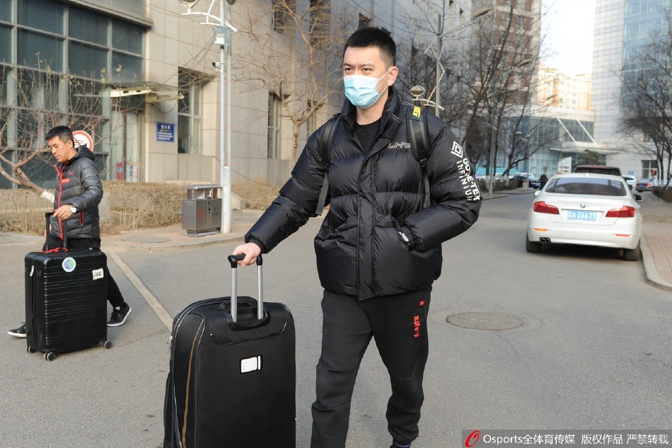 球员们提着印有俱乐部标志的行李箱，依次走上大巴。走在队伍中间的付豪面带微笑，他的身影被阳光拉得很长，那轻松的步伐里承载着无数球迷沉甸甸的期望。