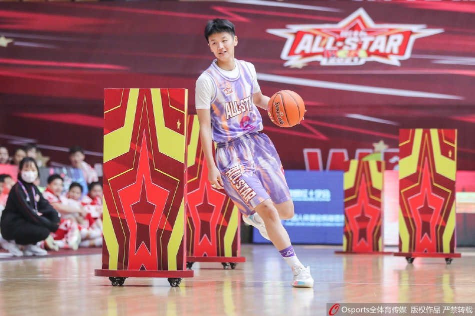 田洋洋完成上篮瞬间，球在空中划出完美弧线