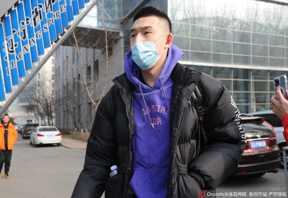 几位年轻的球迷兴奋地围在一起，他们手中捧着准备送给偶像的鲜花和信件，脸颊被冻得通红，却依然对着镜头露出灿烂的笑容，那是属于青春和热爱的最美模样。