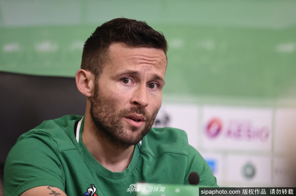 身披法国国家队蓝色战袍的卡巴耶在世界杯赛场上奋力拼抢，飘动的发丝与紧绷的肌肉线条，定格了他为国而战的热血瞬间。