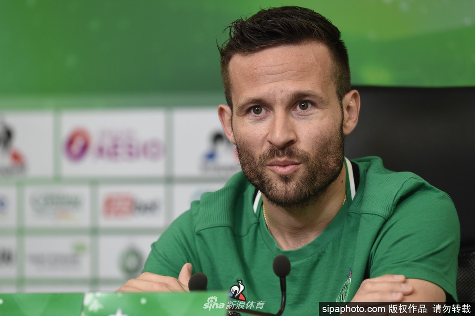 身披水晶宫红蓝战袍的卡巴耶在英超赛场上精准长传，他坚毅的面部轮廓与专注的眼神，诠释着英伦战场上的硬汉本色与技术精髓。