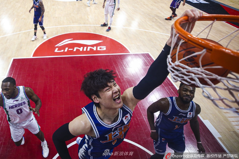 比赛结束后，陶汉林与哈德森紧紧相拥，两人脸上洋溢着胜利的喜悦，背景是记分牌上山东高速117比100的最终比分，这一刻的荣耀属于全队。