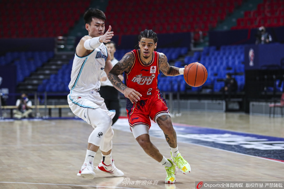 广州主帅郭士强在场边激情指挥，双手拢在嘴前大声呼喊战术，每一个细节都透露出他对胜利的极度渴望。