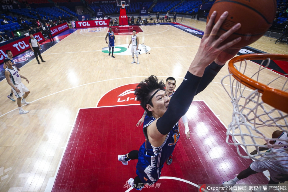 山东高速替补席在球队打进精彩进球后陷入狂欢，球员们纷纷起立挥舞着毛巾，脸上的兴奋与喜悦溢于言表，这一刻他们是一个不可分割的整体。