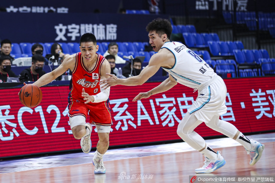 青岛队大外援约翰逊在油漆区内遭遇广州三人合围，犹如被困的巨兽，他奋力跃起试图完成霸气隔扣。