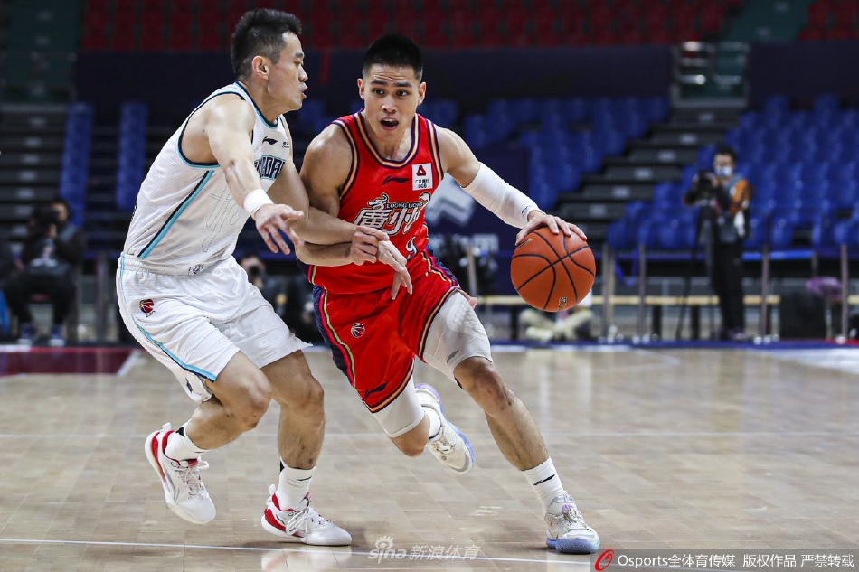 青岛队外援威尔斯持球强行突破，面对广州队的铁血防守，他咬牙奋力起跳，试图在长人丛中寻找一丝出手空间。