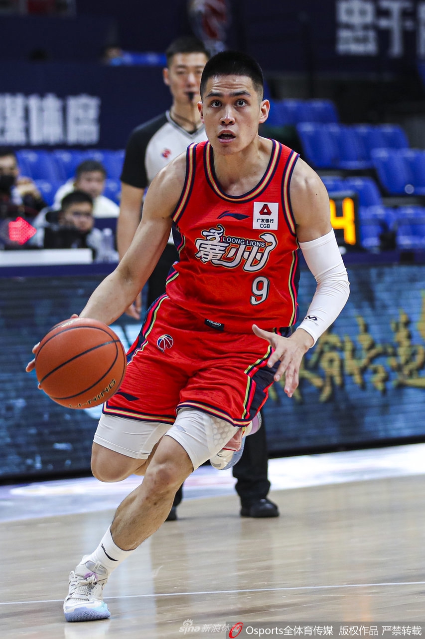 广州队核心后卫陈盈骏运球疾驰，眼神坚毅如铁，他正试图用一个变向晃动甩开身旁寸步不离的青岛防守人。