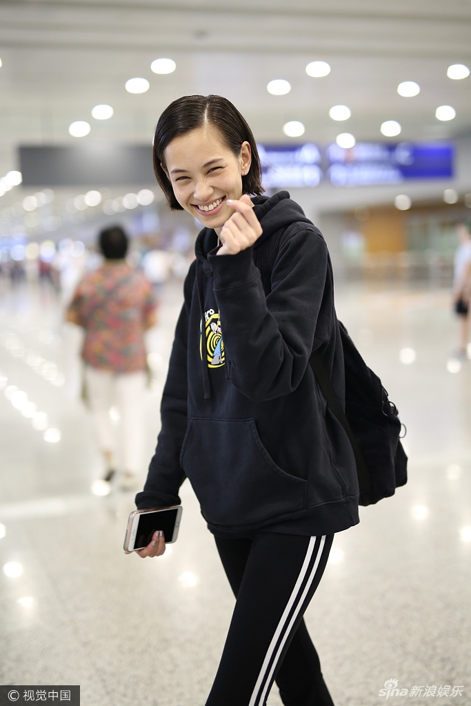 水原希子四处撒爱心笑弯眼 大方挥手打招呼