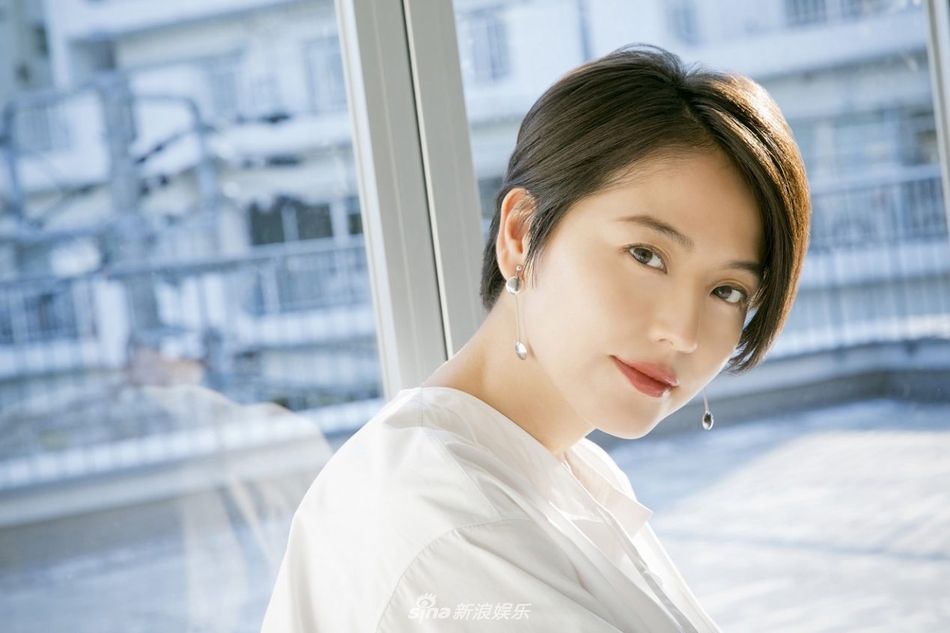 组图:女星长泽雅美拍摄优雅写真 简洁搭配气质高贵