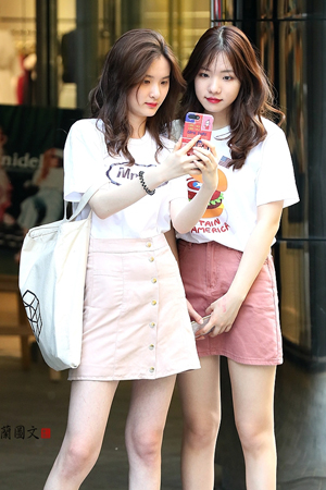 街拍：丽人同行堪称双倍福利