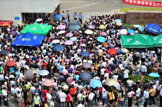 济南某校小升初报考现场 家长挤爆