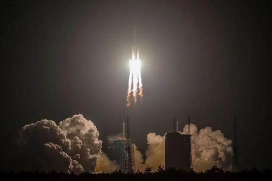 中国“长征五号”火箭将运载火星探测器升空。来源:AFP/Getty